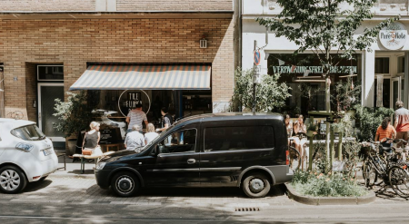 Günstige und kostenlose Parkplätze: Tipps für die Anreise mit dem Auto