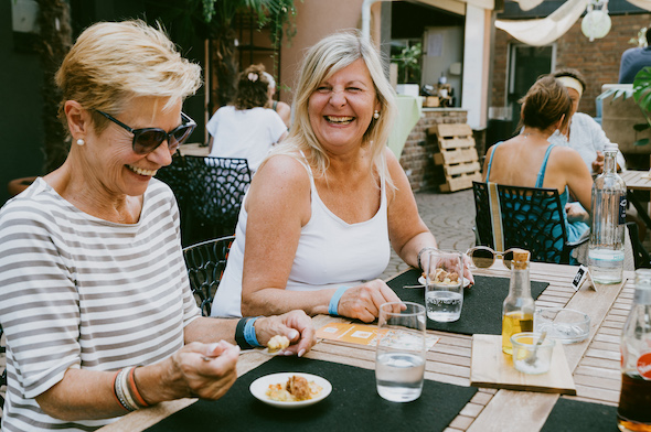 Zwei Frauen genießen eine Kulinarische Schnitzeljagd