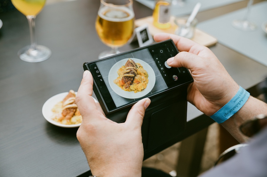Ein Teilnehmer der Kulinarischen Schnitzeljagd, wie er ein Foto seiner Kostprobe macht.