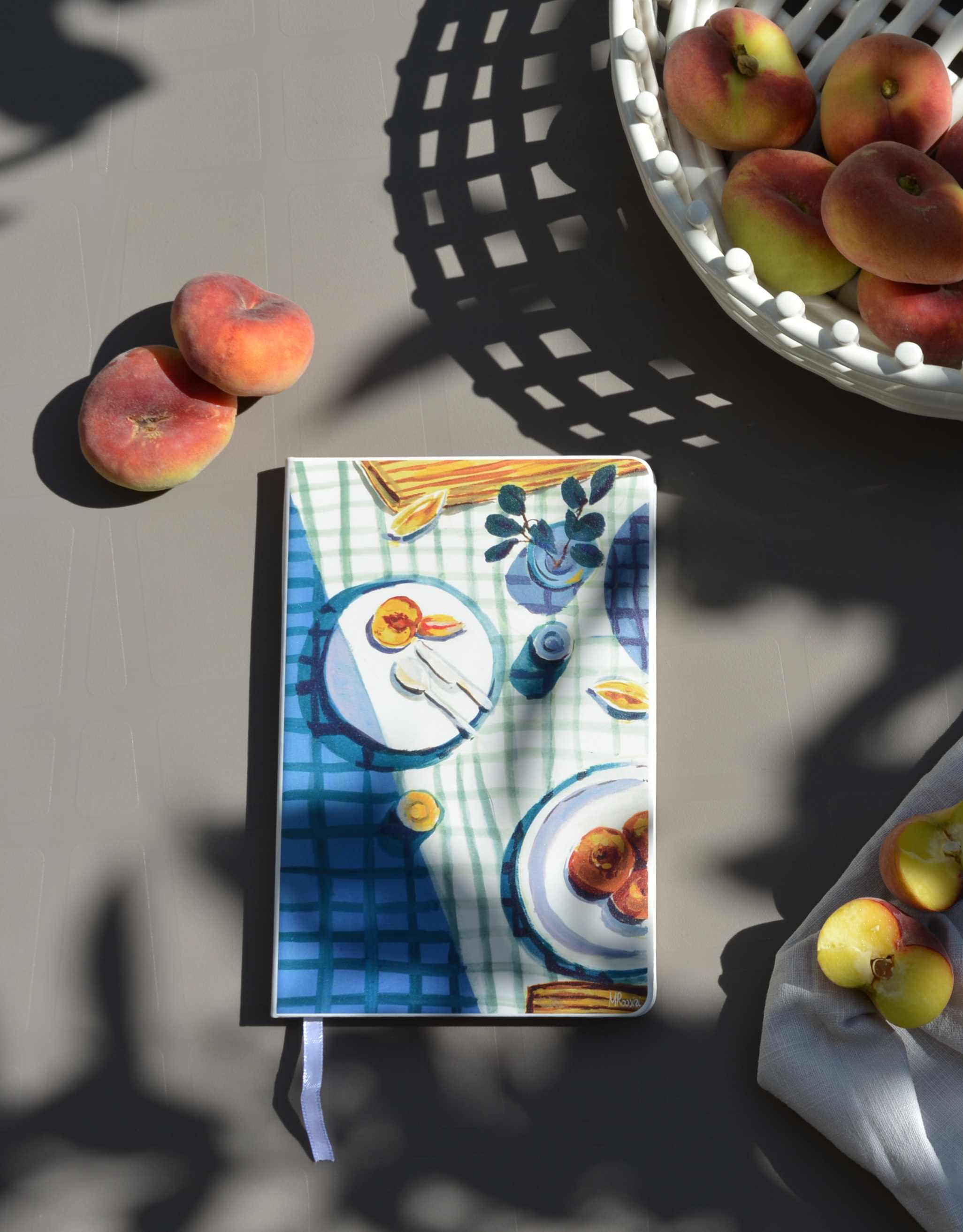 Das Charity Notizbuch präsentiert auf einem Tisch bei einem Licht-Schatten-Spiel
