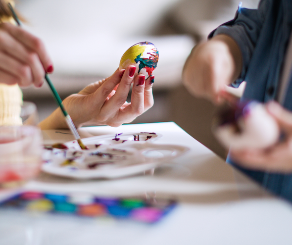 Menschen beim Eierfärben an Ostern