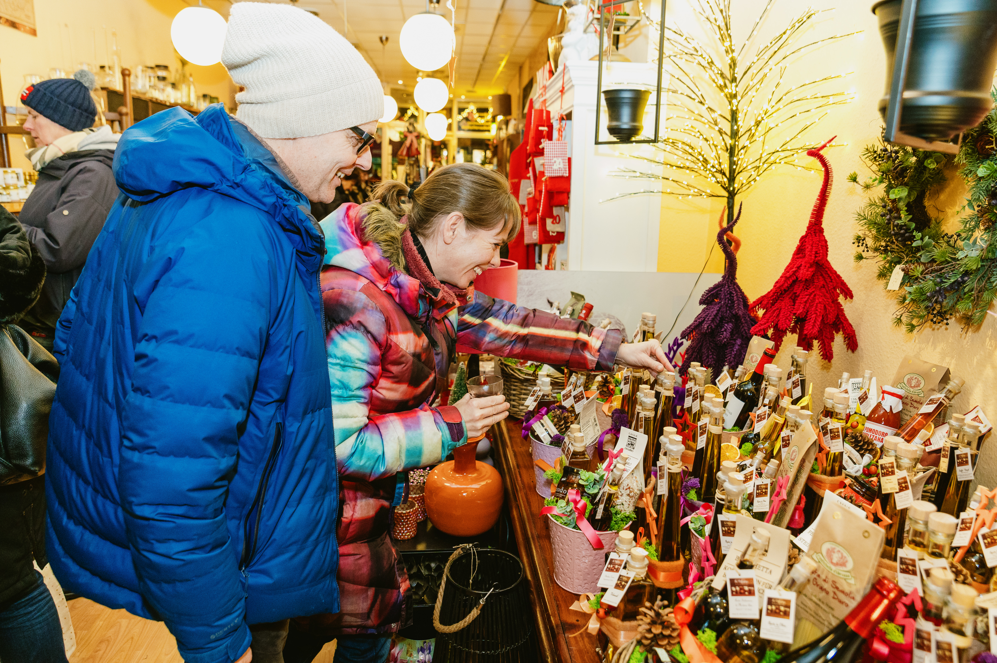 Menschen beim Weihnachtsshoppen