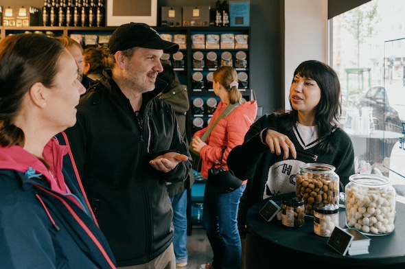 Zwei Besucher bei einem Lakritz Tasting in der Lakritz-Boutique